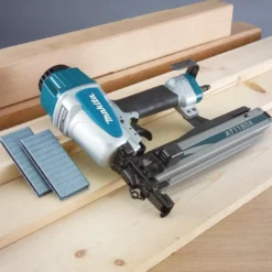 Makita AT1150A Klammerpistol