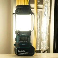 Makita DMR056 Lampa 18V med Radio, Bluetooth och DAB+